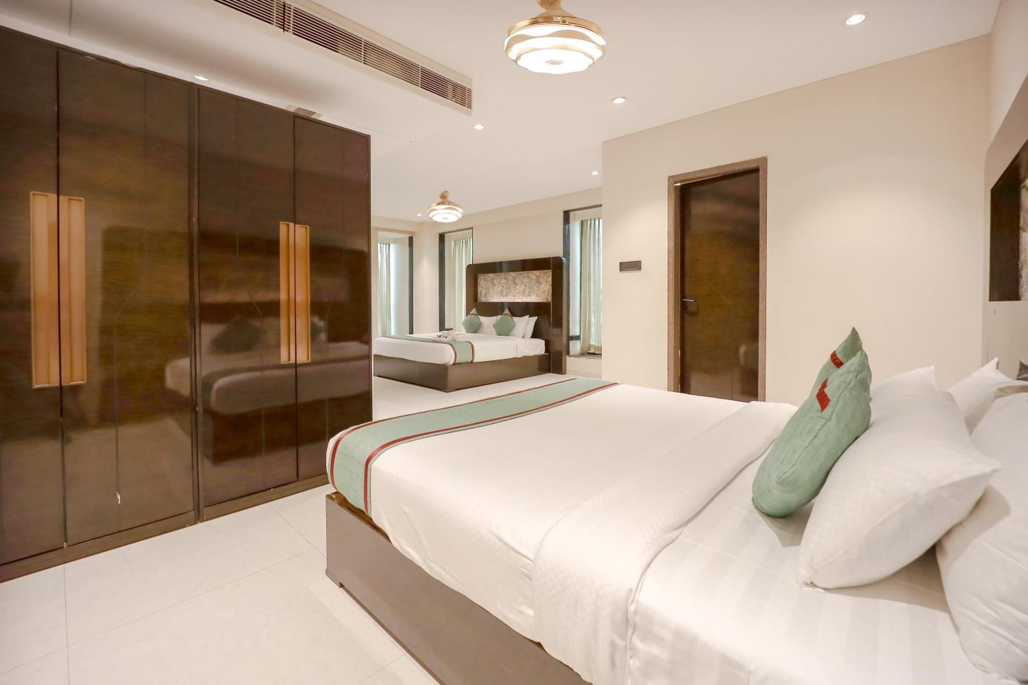 Zip By Spree Hotels Surat Exterior foto