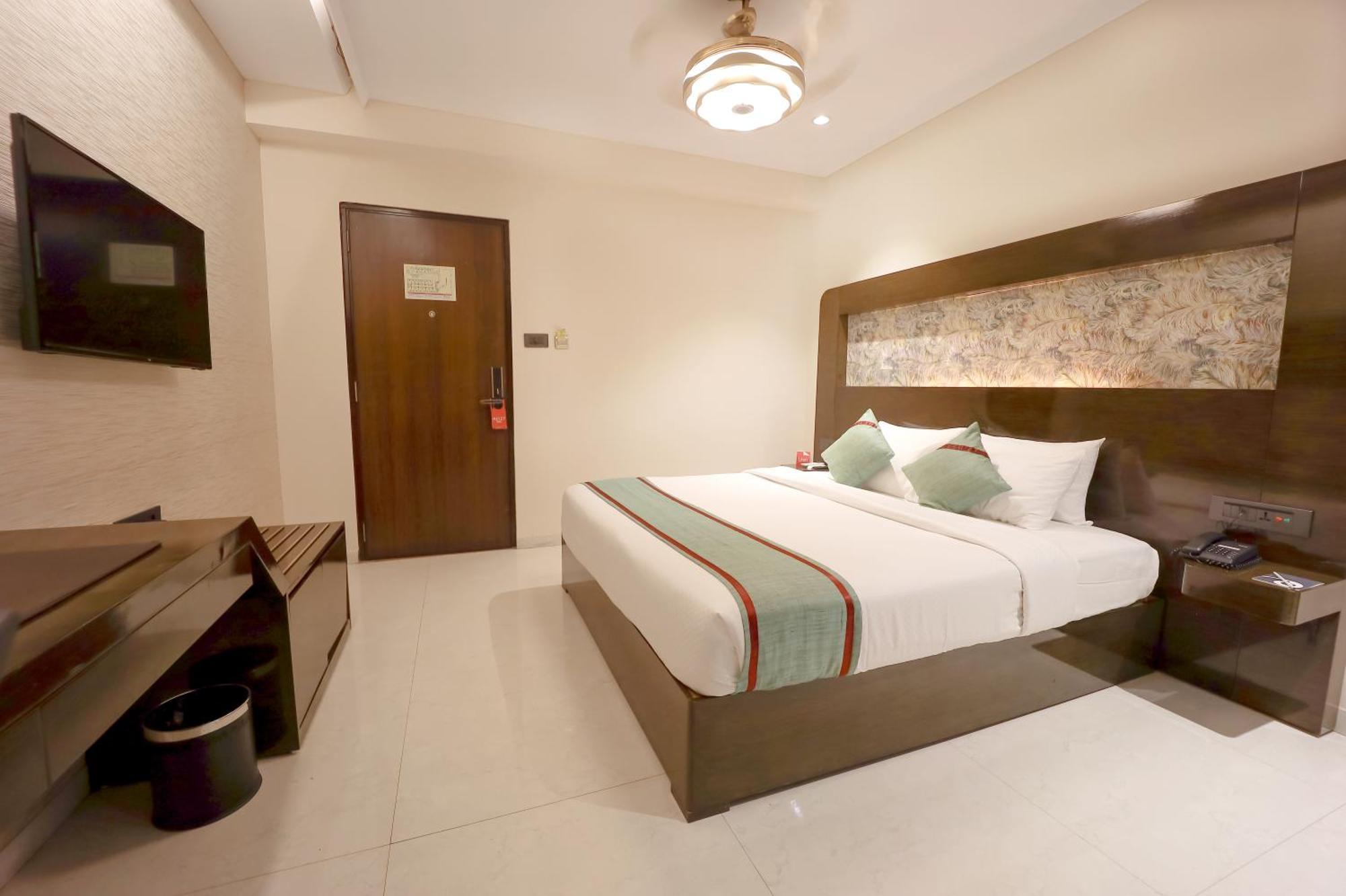 Zip By Spree Hotels Surat Exterior foto